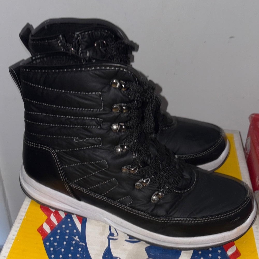 Women’s Black Quilted High-Top Lace-Up boots size 10M